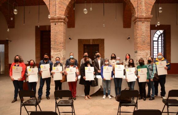 Dan certeza jurídica a 16 familias laguenses con entrega de títulos de propiedad