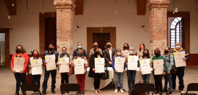 Dan certeza jurídica a 16 familias laguenses con entrega de títulos de propiedad