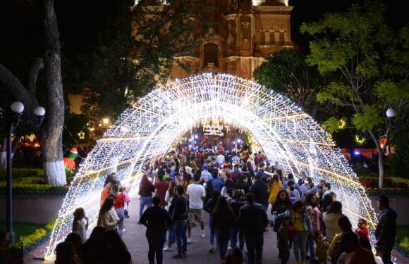 Con encendido de árbol y luces navideñas da inicio el IV Festival Cultural Navideño de Lagos de Moreno