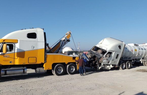 Atienden Protección Civil y Bomberos exitosamente volcadura de pipa y derrame de gasolina