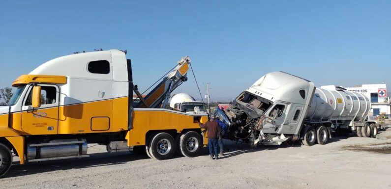 Atienden Protección Civil y Bomberos exitosamente volcadura de pipa y derrame de gasolina