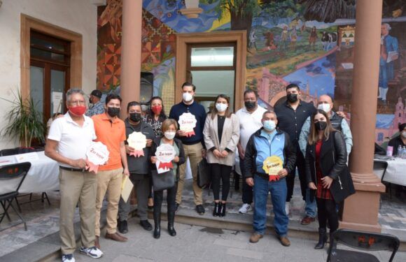 Premian a gandores del concurso Ilumina tu Navidad