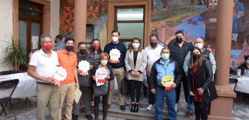 Premian a gandores del concurso Ilumina tu Navidad