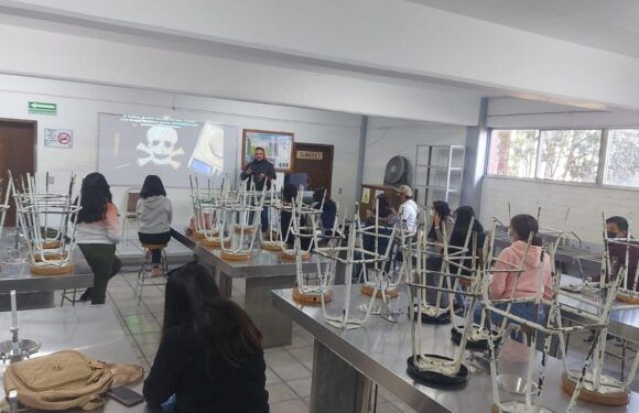 Dan pláticas de orientación a jóvenes del CBTiS para prevenir adicciones
