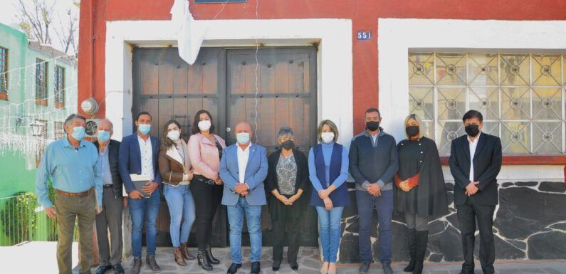 Develan placa en honor al Profesor  Roberto Moreno Velázquez