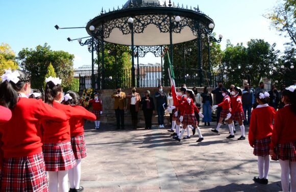 Conmemoran Promulgación de la Constitución Mexicana en el Jardín de los Constituyentes