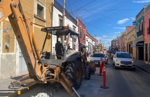 Sustituyen drenaje colapsado en la  calle 5 de Mayo  
