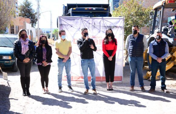 Arranca construcción de banquetas en 8 calles de la colonia Cristeros