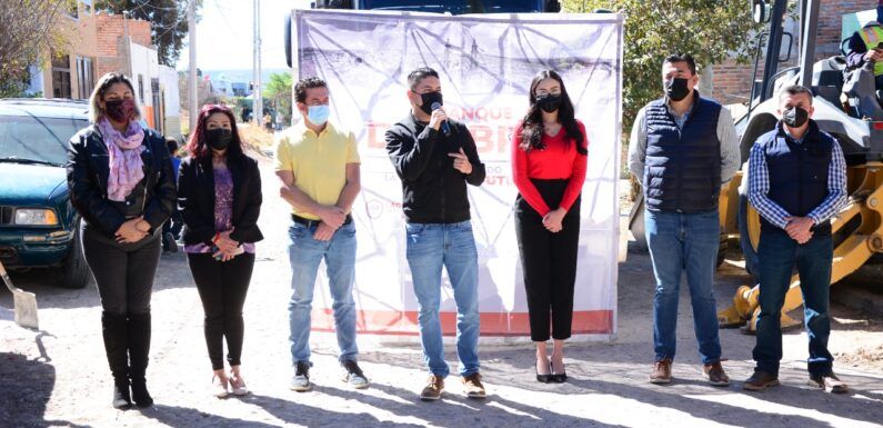 Arranca construcción de banquetas en 8 calles de la colonia Cristeros