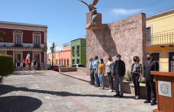 Conmemoran 216 aniversario del natalicio de Benito Juárez García