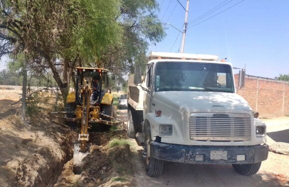 Trabaja “Módulo de Maquinaria” en el desazolve de canales en La Laguna