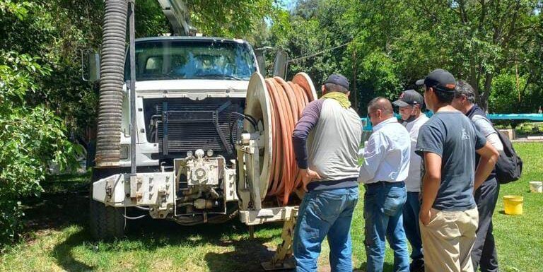 Realiza Dirección de Agua Potable y Alcantarillado desazolve de líneas de drenaje