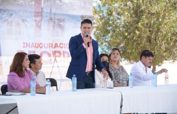 Entrega Tecutli Gómez rehabilitación de aula y baños en escuelas de la zona rural
