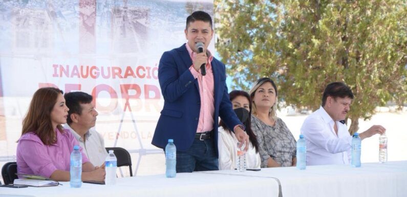 Entrega Tecutli Gómez rehabilitación de aula y baños en escuelas de la zona rural