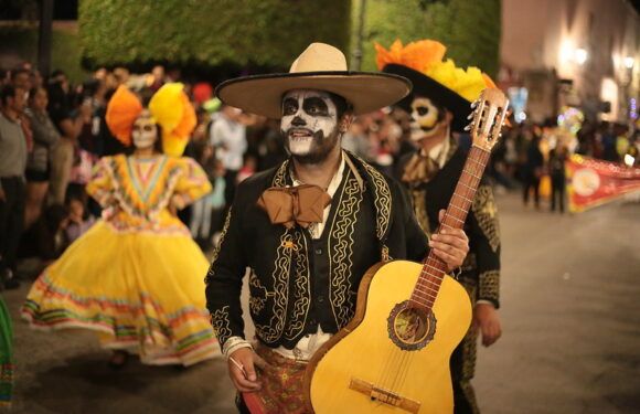 Miles de laguenses disfrutan del tradicional desfile de Día de Muertos