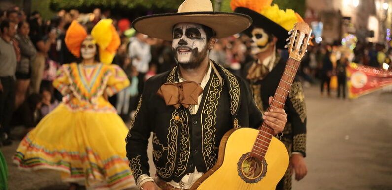 Miles de laguenses disfrutan del tradicional desfile de Día de Muertos