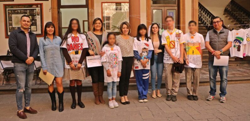 Dirección de Prevención de Adicciones entrega premiación del concurso de diseño de playeras