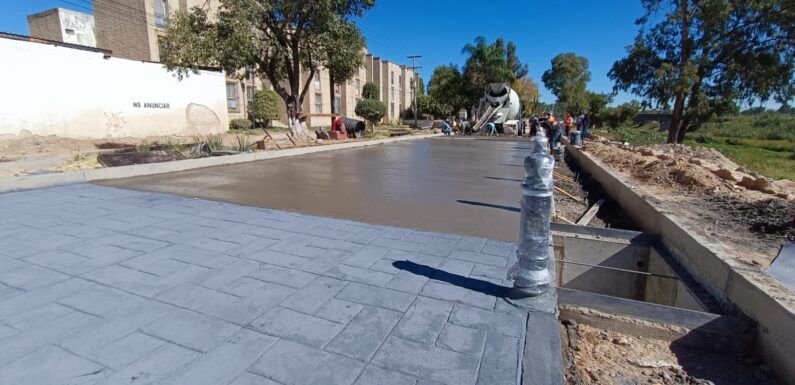 Inicia la colocación de concreto estampado en el Nuevo Paseo de la Ribera