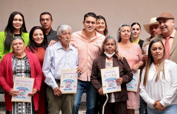 Entrega Tecutli Gómez ocho VISAS Americanas a través del programa “Uniendo Familias”