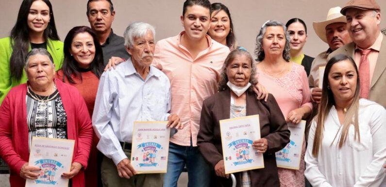 Entrega Tecutli Gómez ocho VISAS Americanas a través del programa “Uniendo Familias”