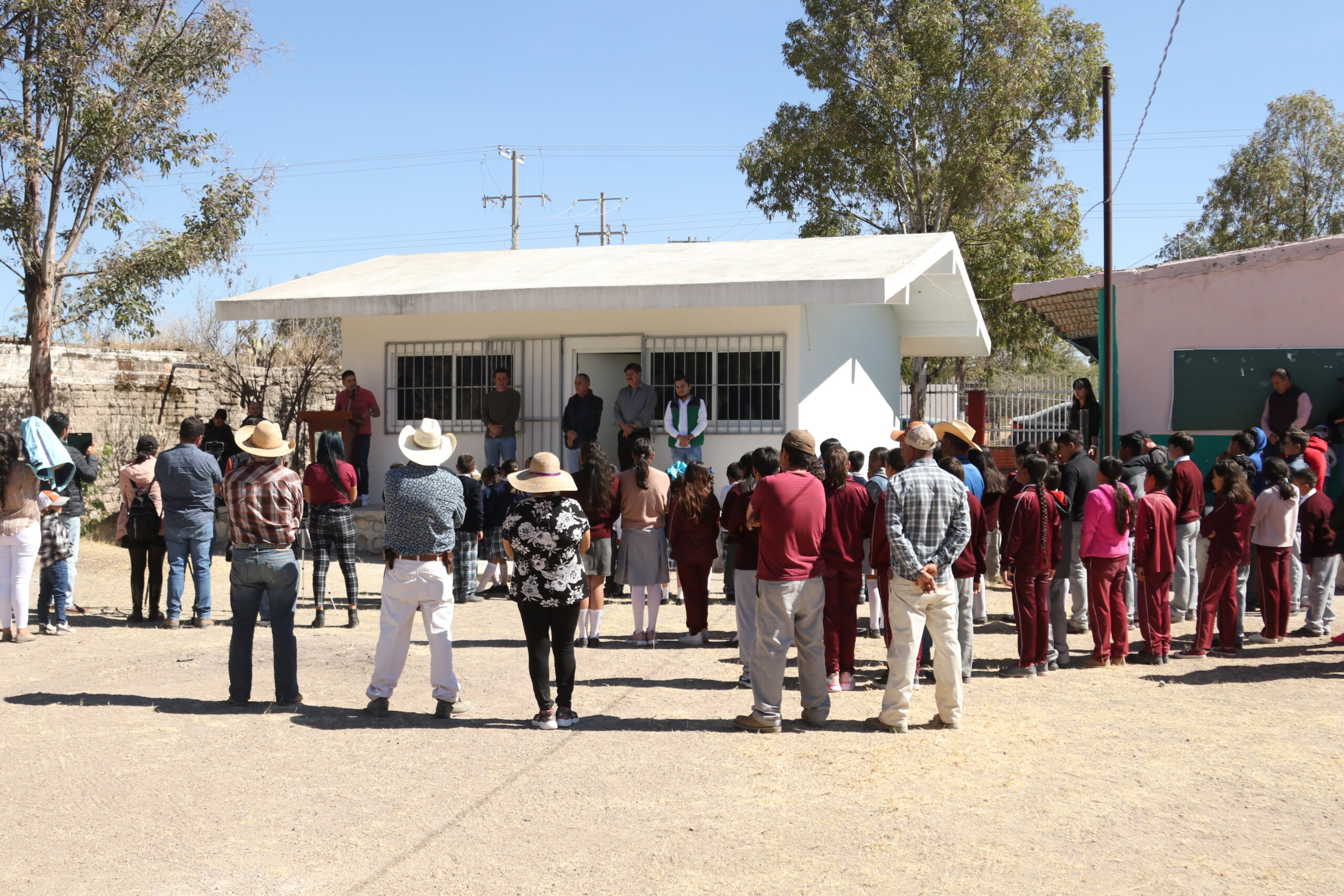 Entrega Tecutli Gómez salón rehabilitado en primaria de Santa Inés