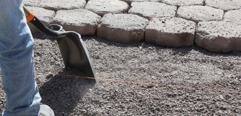 Realiza Obras Públicas mantenimiento en calles de Paseos de la Montaña