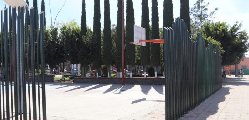 Dan mantenimiento y mejoran imagen del Jardín del Pueblo de Moya