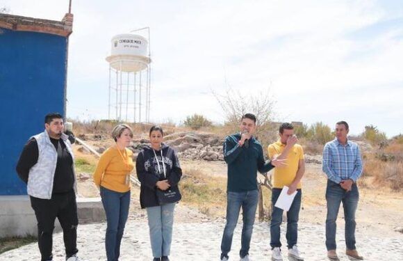 Entrega Tecutli Gómez ampliación del drenaje en Ciénega de Mata