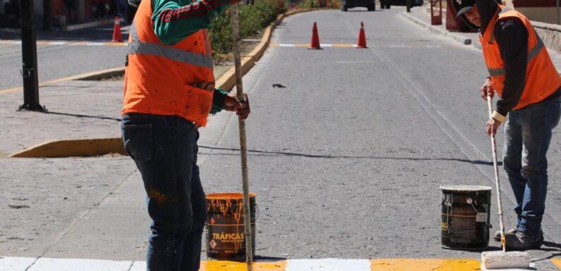 Realizan balizamiento en cruces peatonales de Avenida Colosio