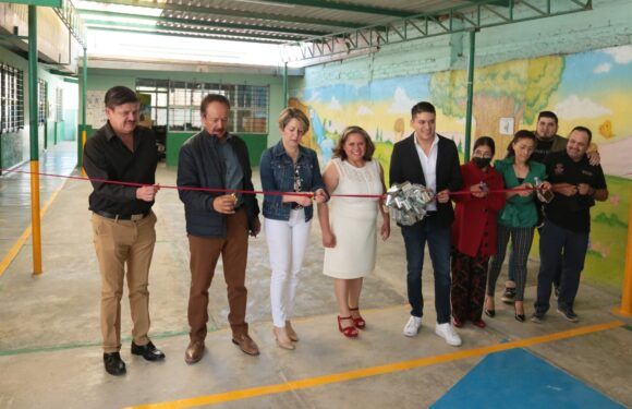 Entrega Tecutli Gómez patio cívico renovado en Kínder “Vicente Guerrero” de Moya