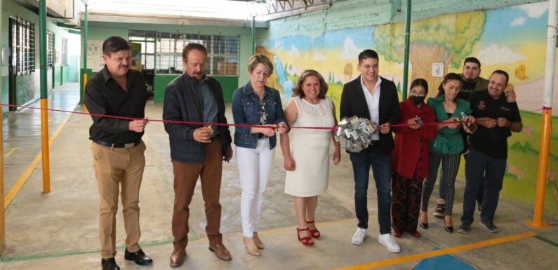 Entrega Tecutli Gómez patio cívico renovado en Kínder “Vicente Guerrero” de Moya