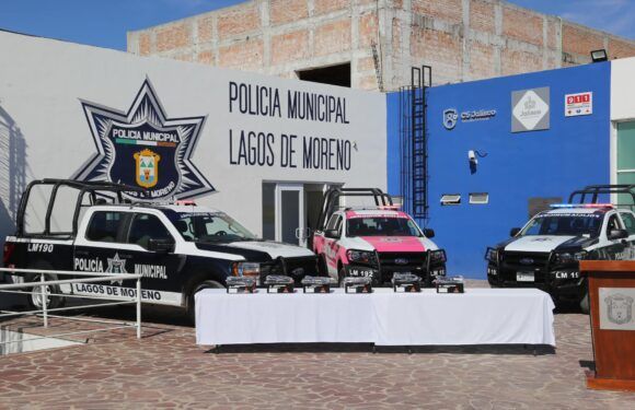 Entregan nuevas patrullas y uniformes a policía municipal