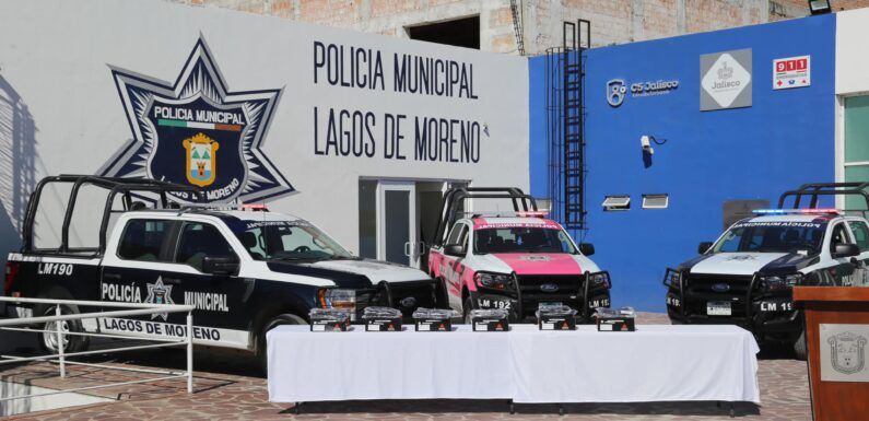 Entregan nuevas patrullas y uniformes a policía municipal