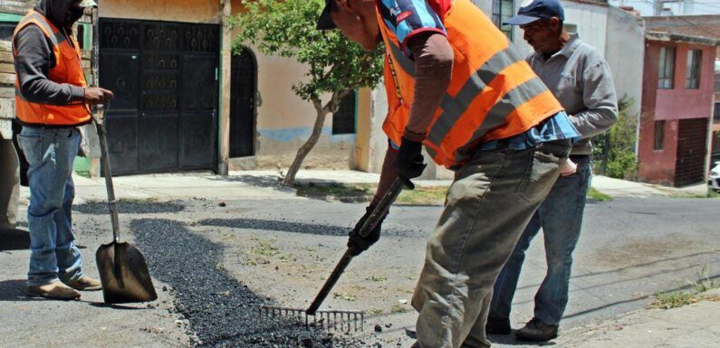 Dirección de Obras Públicas rehabilita calles en la colonia Lomas del Valle