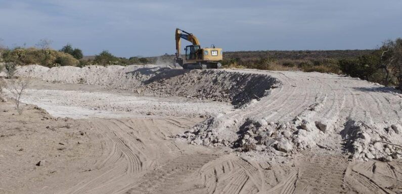 Módulo de Maquinaria del Gobierno Municipal trabaja en el desazolve de canales y tanques en zona rural