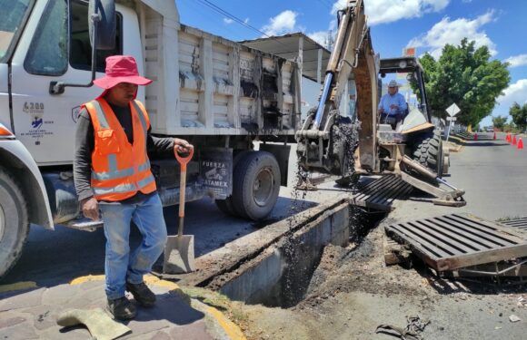 Dirección de Obras Públicas realiza limpieza y desazolve de bocas de tormenta
