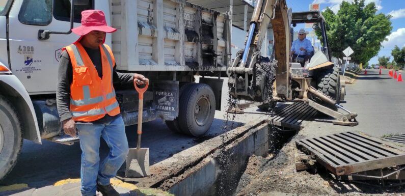 Dirección de Obras Públicas realiza limpieza y desazolve de bocas de tormenta