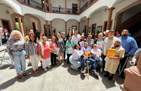 Entrega Tecutli Gómez VISAS Americanas a personas de la tercera edad
