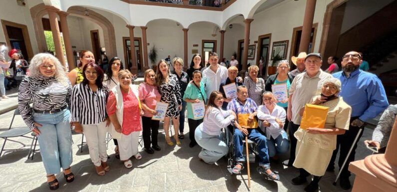 Entrega Tecutli Gómez VISAS Americanas a personas de la tercera edad