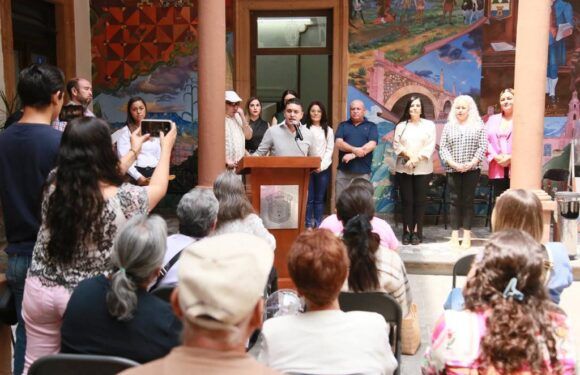 Entrega Tecutli Gómez nueve VISAS más para adultos mayores  