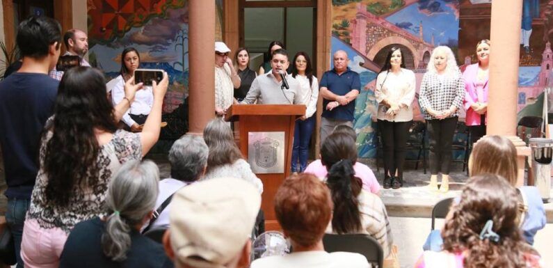 Entrega Tecutli Gómez nueve VISAS más para adultos mayores  