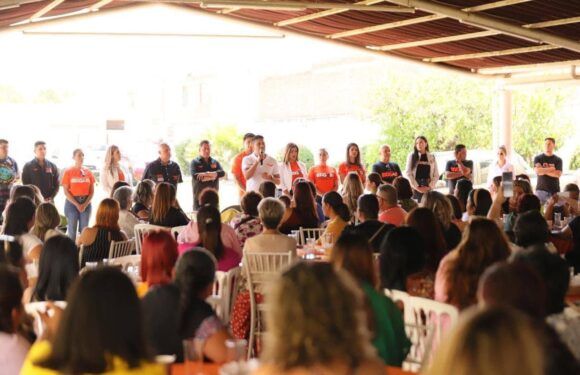 Tecutli Gómez se reúne con cientos de mujeres laguenses