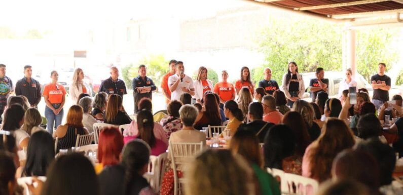 Tecutli Gómez se reúne con cientos de mujeres laguenses