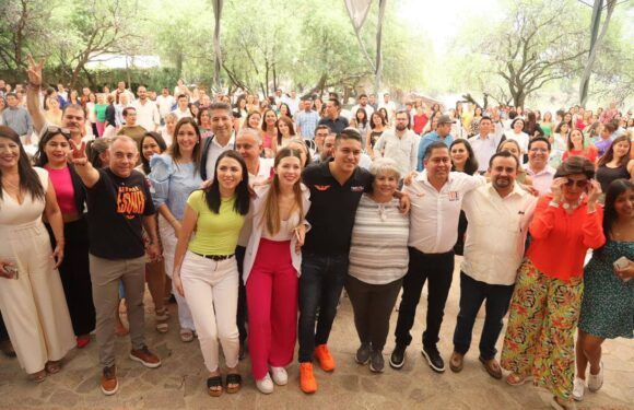 Tecutli Gómez se reúne con maestros y habitantes de San Miguel Buenavista