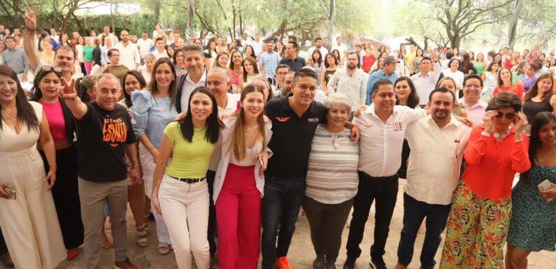 Tecutli Gómez se reúne con maestros y habitantes de San Miguel Buenavista