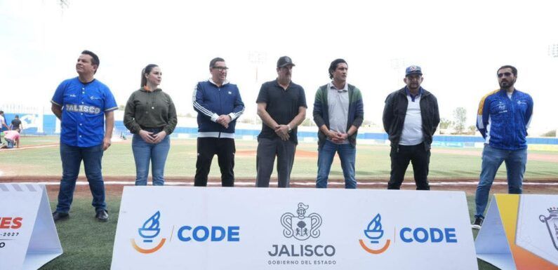 Disfrutan cientos de laguenses partido de softbol en el Estadio Panamericano