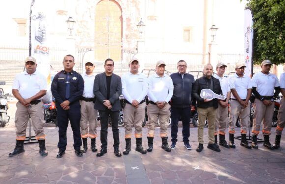 Entrega Alcalde más de 30 unidades y uniformes a dependencias municipales