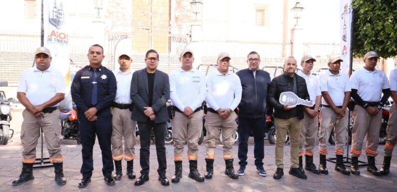 Entrega Alcalde más de 30 unidades y uniformes a dependencias municipales