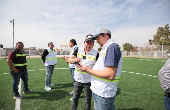 Supervisa Alcalde trabajos de mantenimiento en canchas de La Esmeralda y Las Huertitas