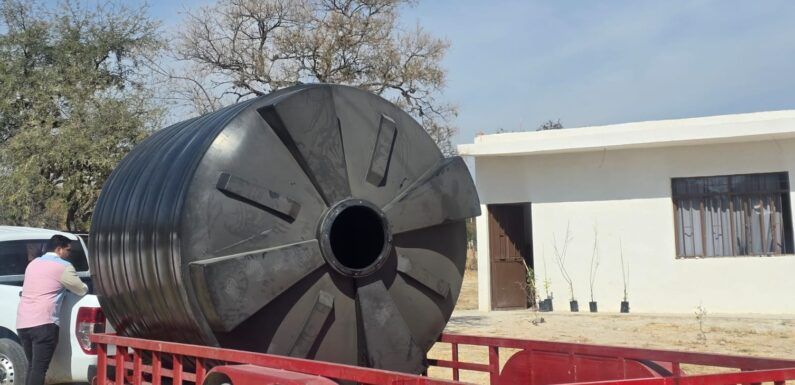 Donan cisterna a escuela de la comunidad Portezuelo de González